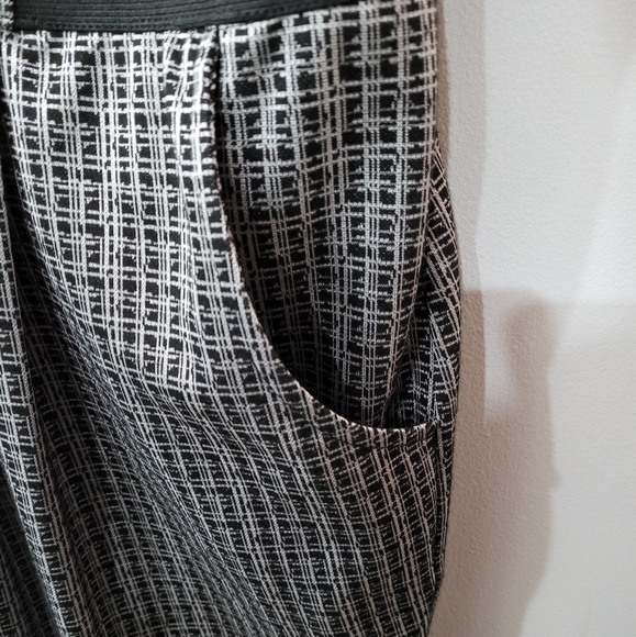 Ricki's Sleeveless Midi Fitted Black & Silver Dress with pockets size 18 - Picture 3 of 8